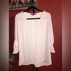 Sweet Rain. XL. White with black arrow design.